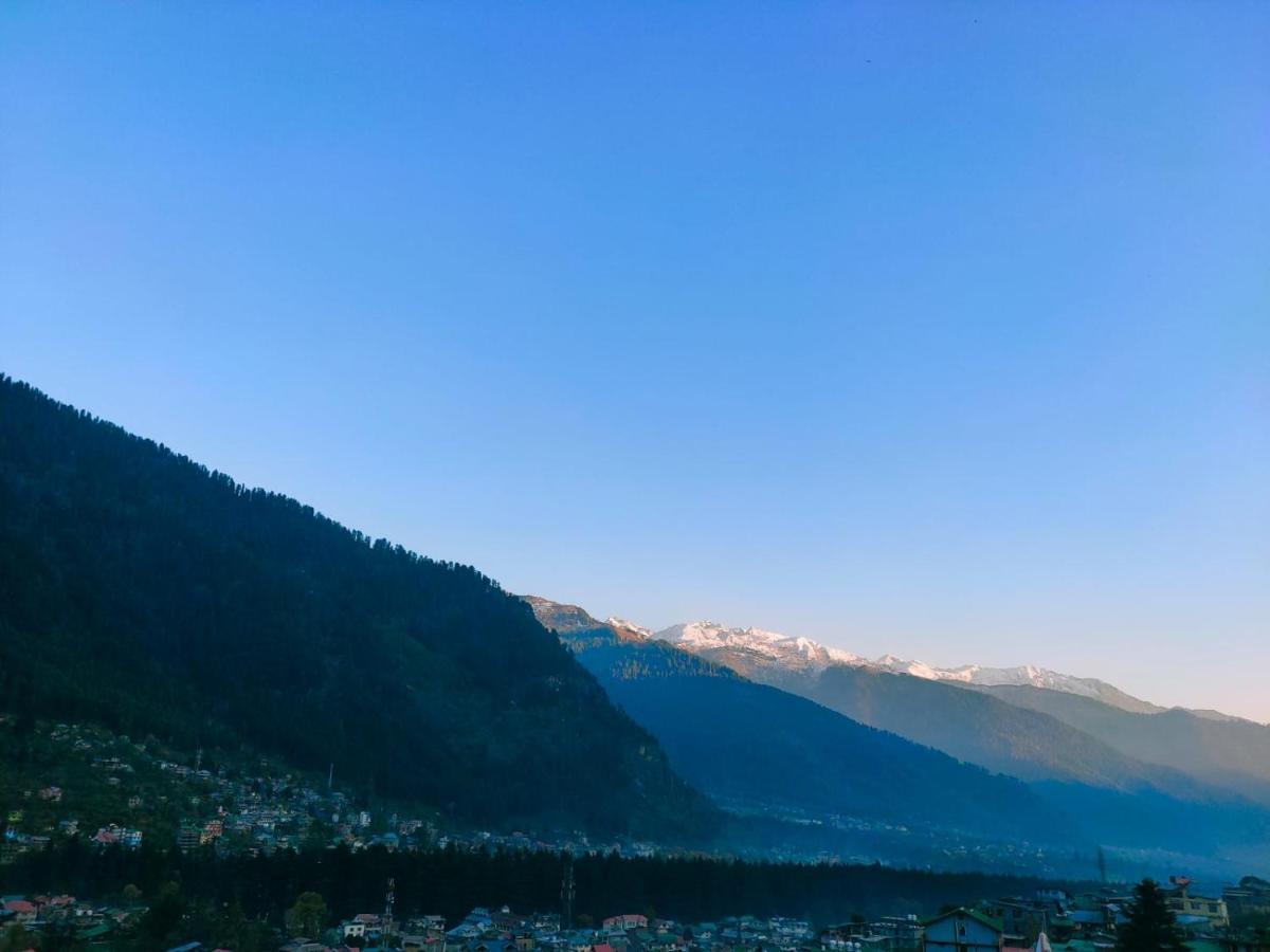 ホテル The Royal Majestic Mountain View Manāli エクステリア 写真